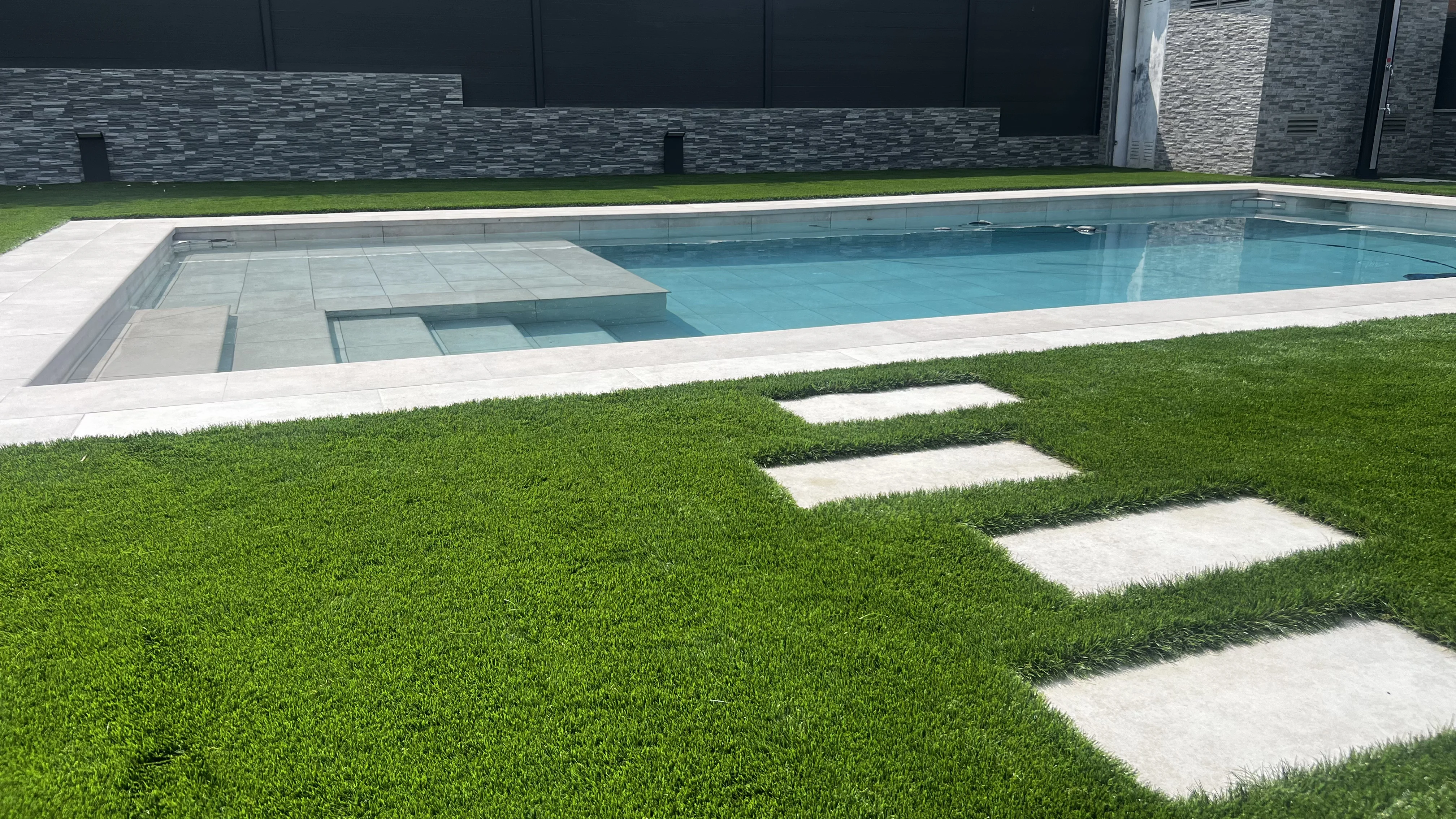 D’un jardí amb molt manteniment a un jardí minimalista