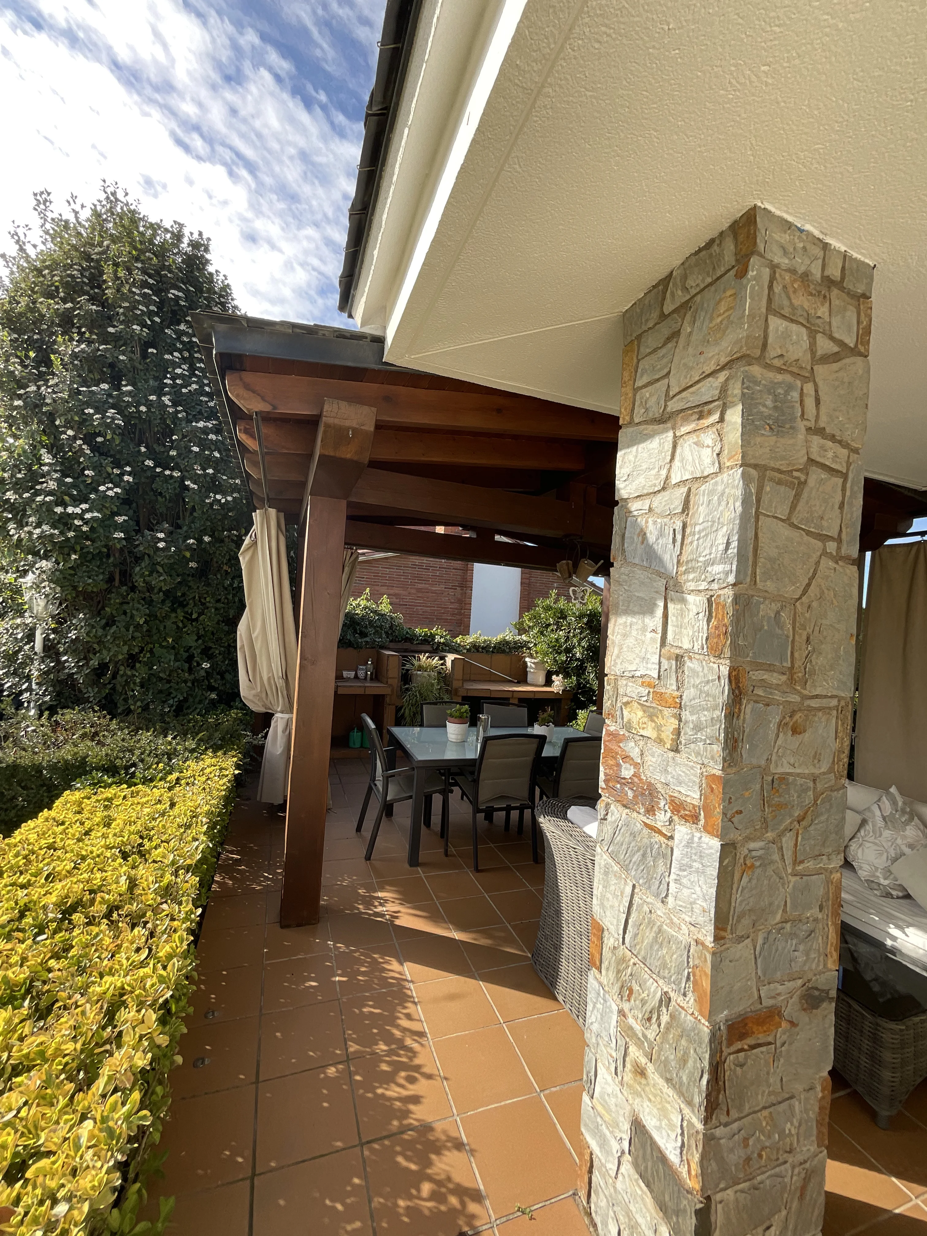 D’un jardí amb molt manteniment a un jardí minimalista