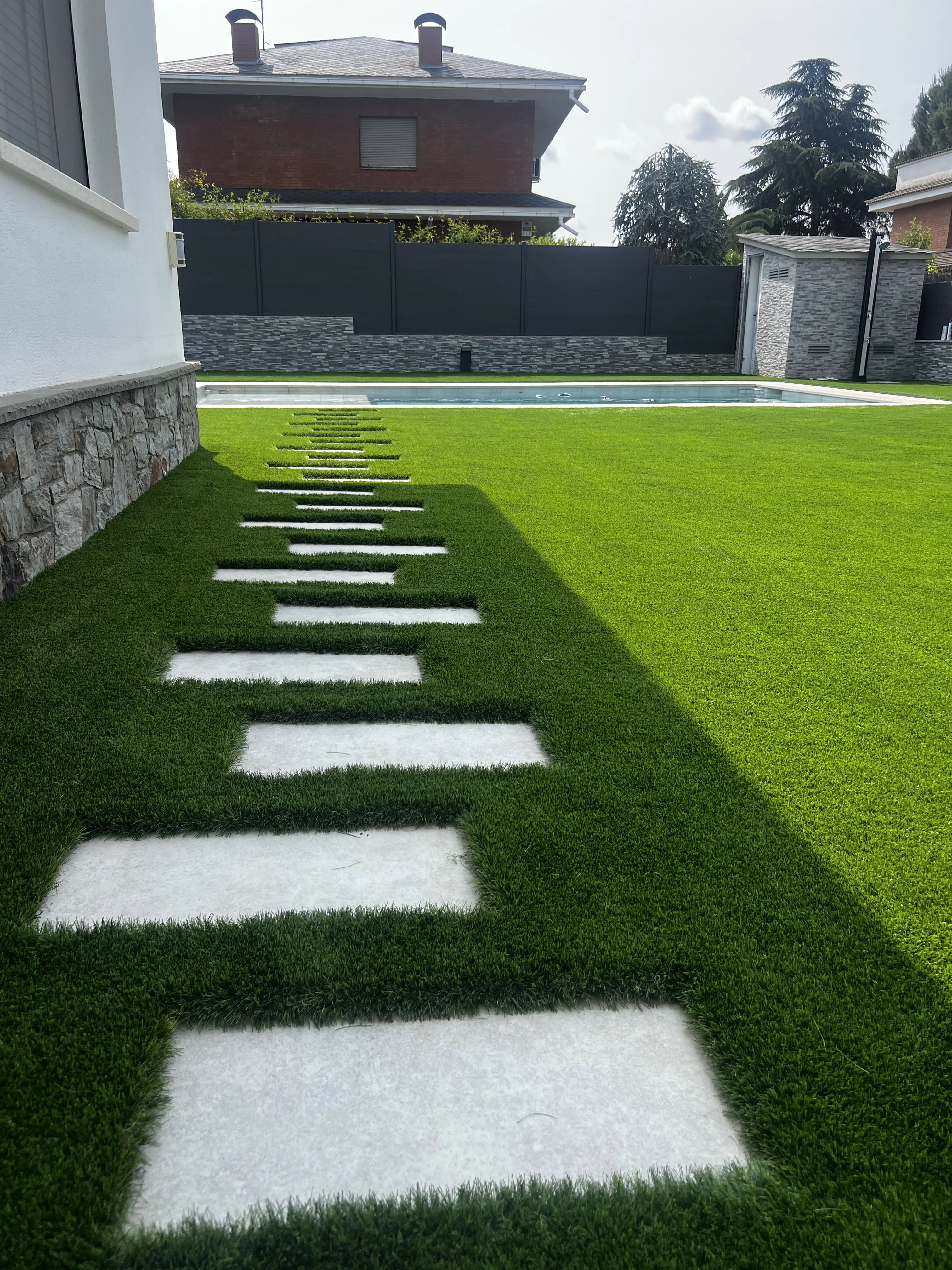 D’un jardí amb molt manteniment a un jardí minimalista
