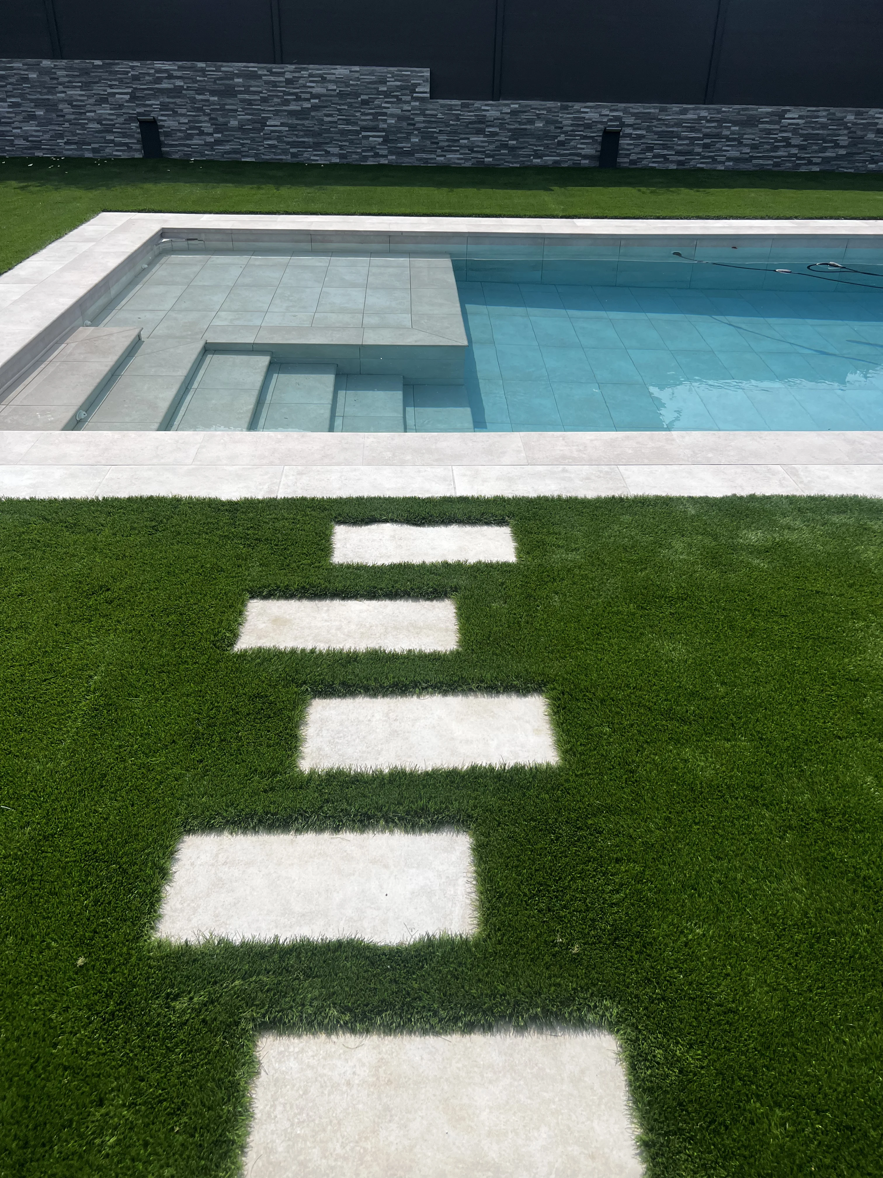 D’un jardí amb molt manteniment a un jardí minimalista