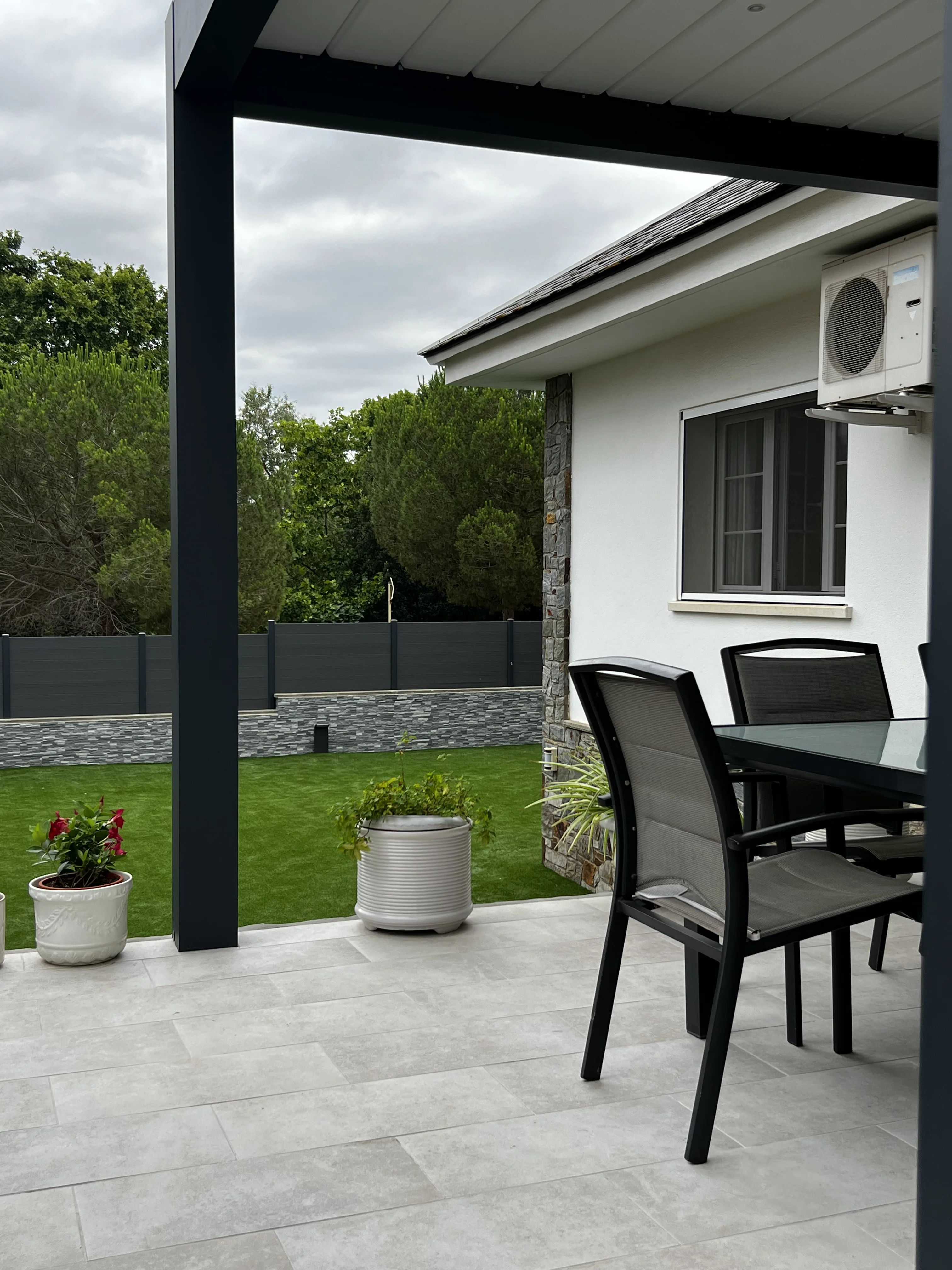 D’un jardí amb molt manteniment a un jardí minimalista