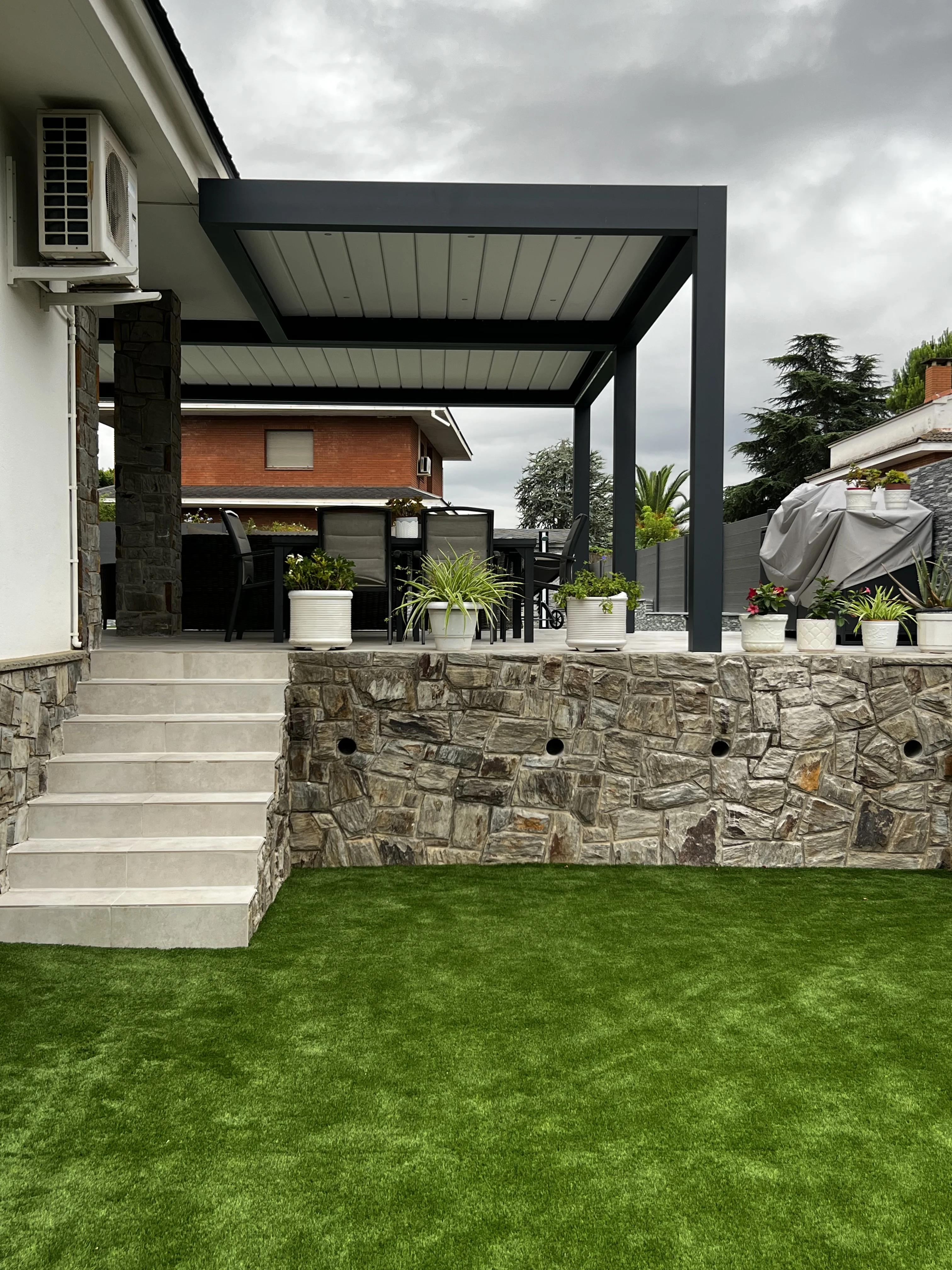 D’un jardí amb molt manteniment a un jardí minimalista