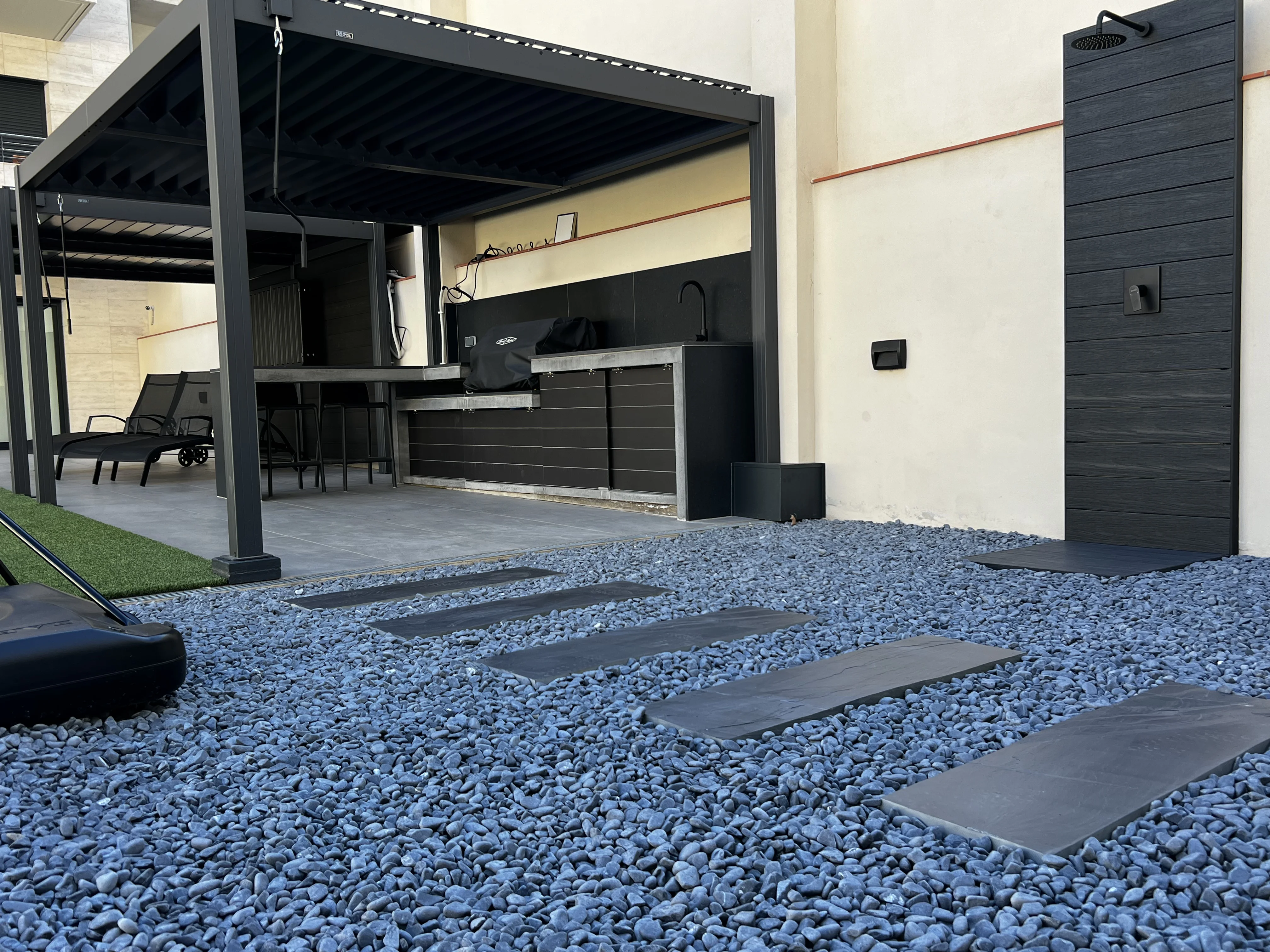 D’una terrassa freda a un espai exterior càlid i acollidor