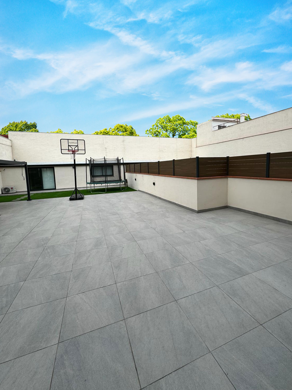 D’una terrassa freda a un espai exterior càlid i acollidor