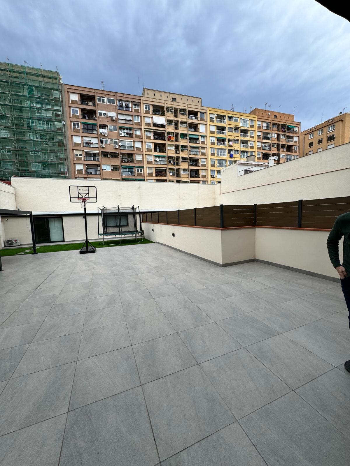 D’una terrassa freda a un espai exterior càlid i acollidor