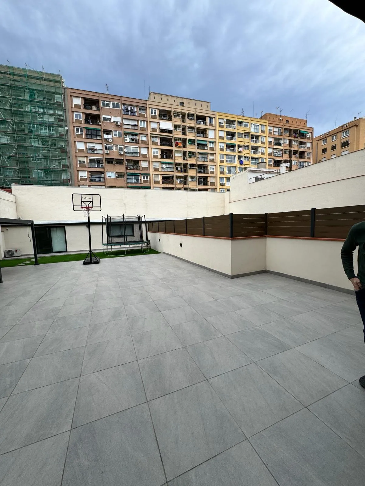 D’una terrassa freda a un espai exterior càlid i acollidor
