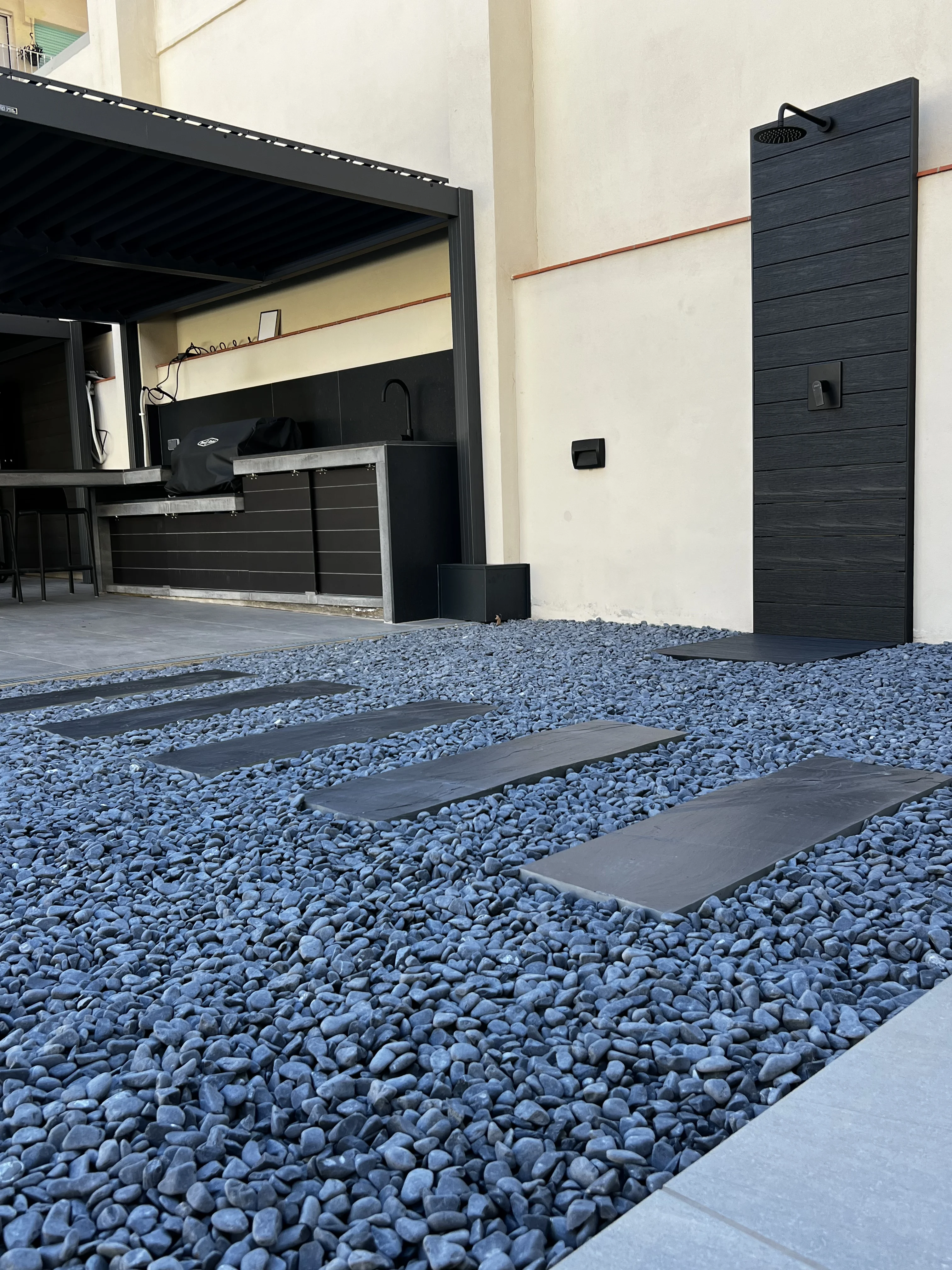 D’una terrassa freda a un espai exterior càlid i acollidor