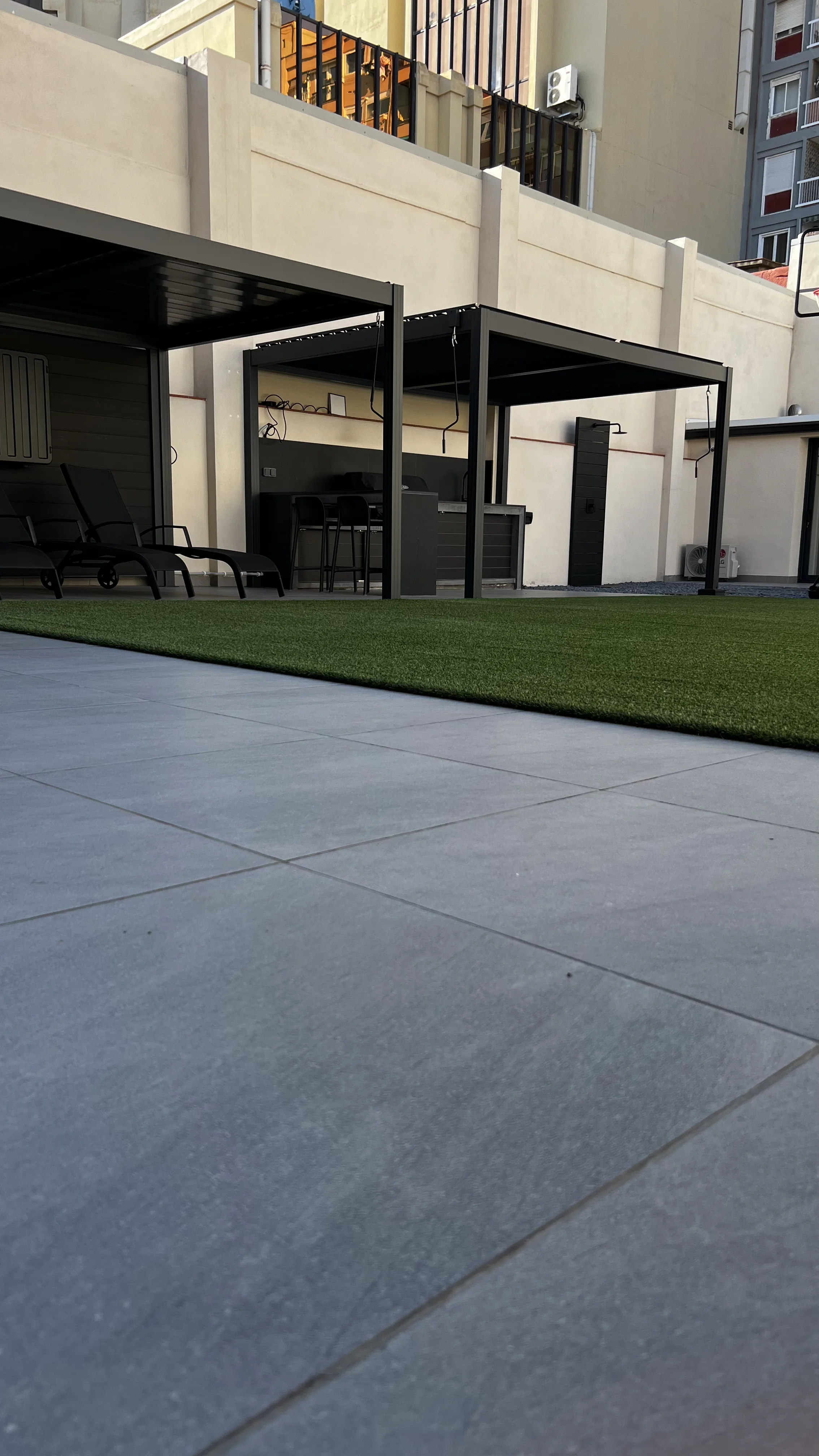 D’una terrassa freda a un espai exterior càlid i acollidor