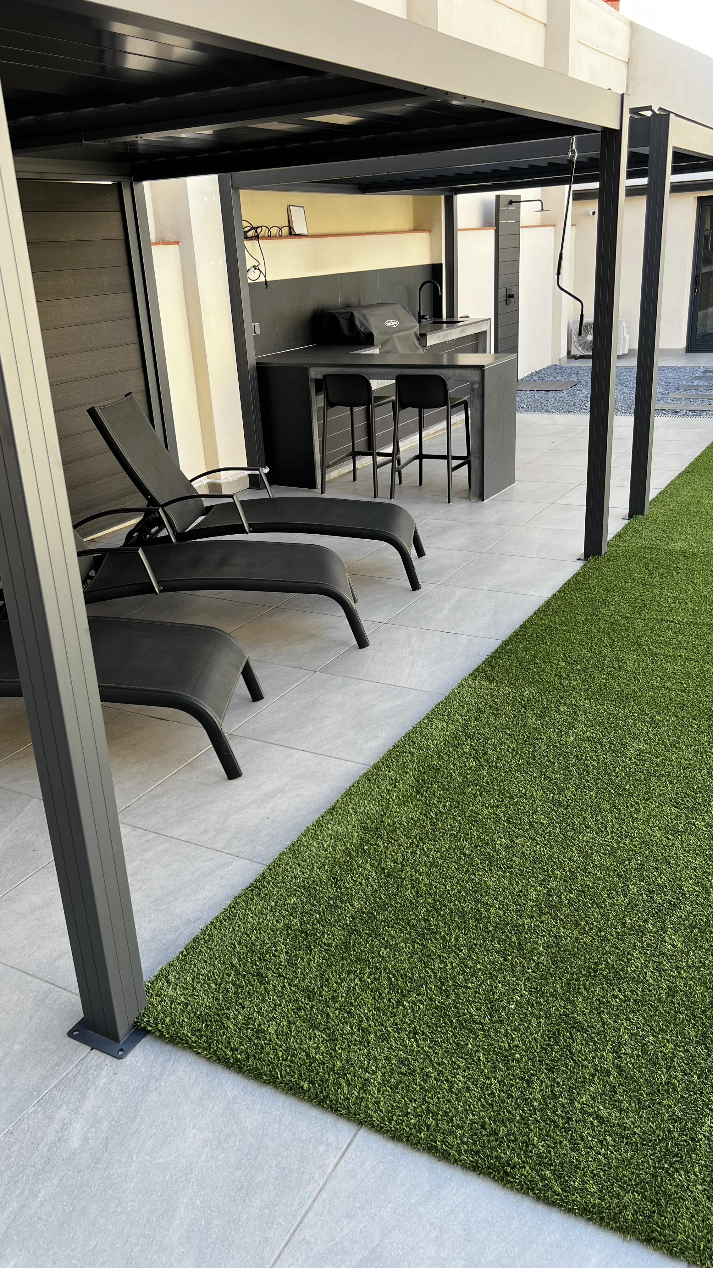 D’una terrassa freda a un espai exterior càlid i acollidor