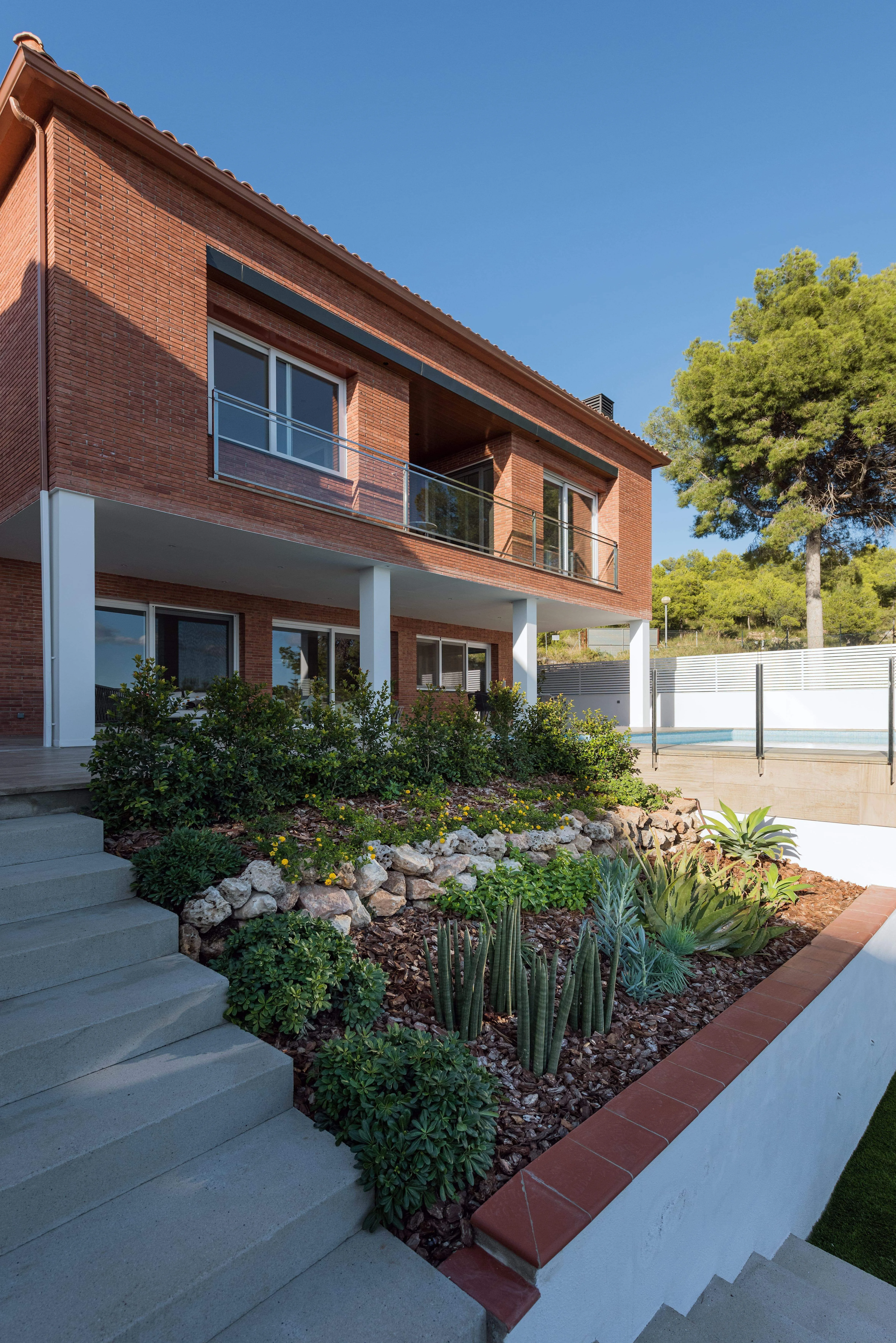 Jardí a l'estil minimalista i intimitat amb pantalles vegetals