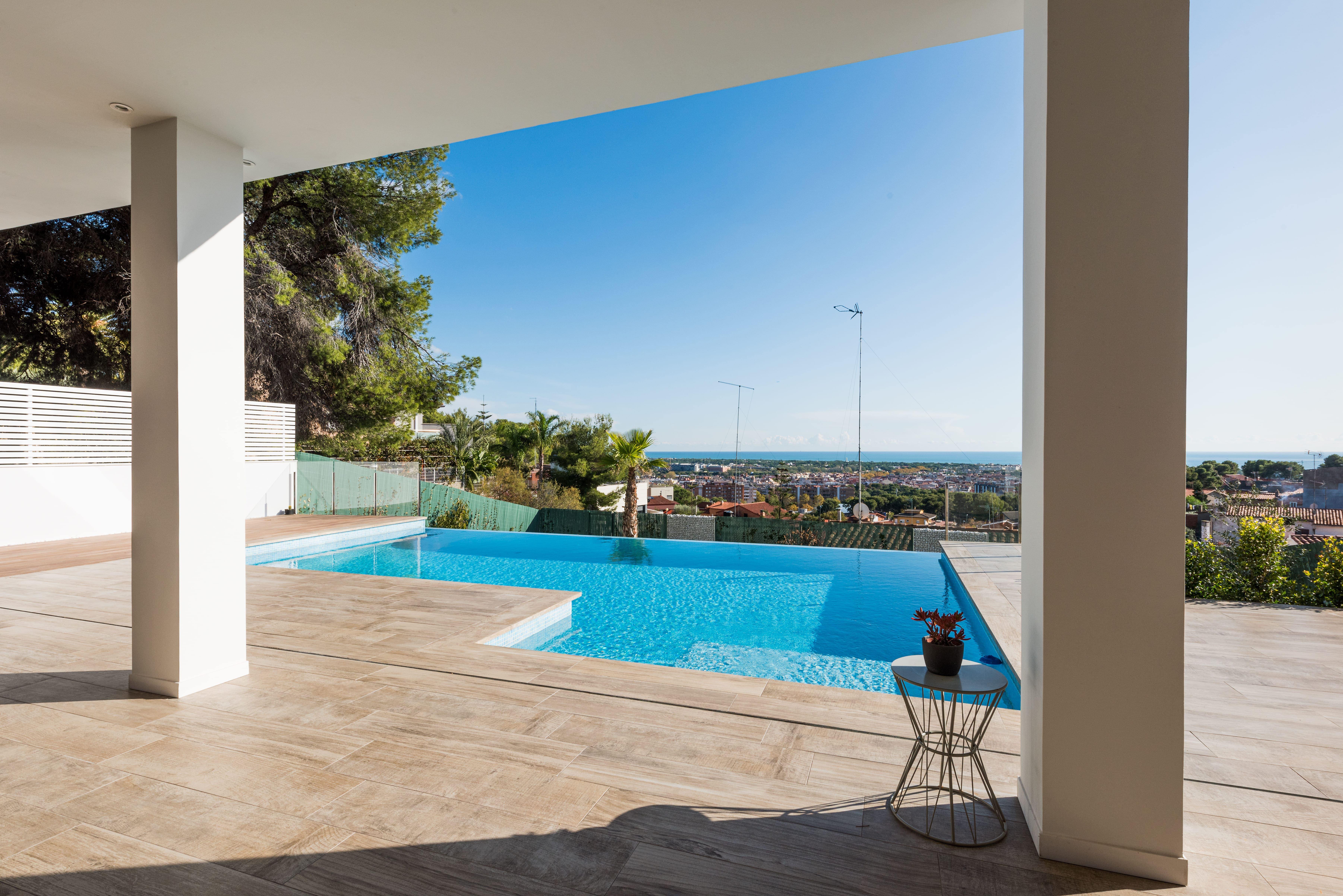 Minimalist garden with privacy screening