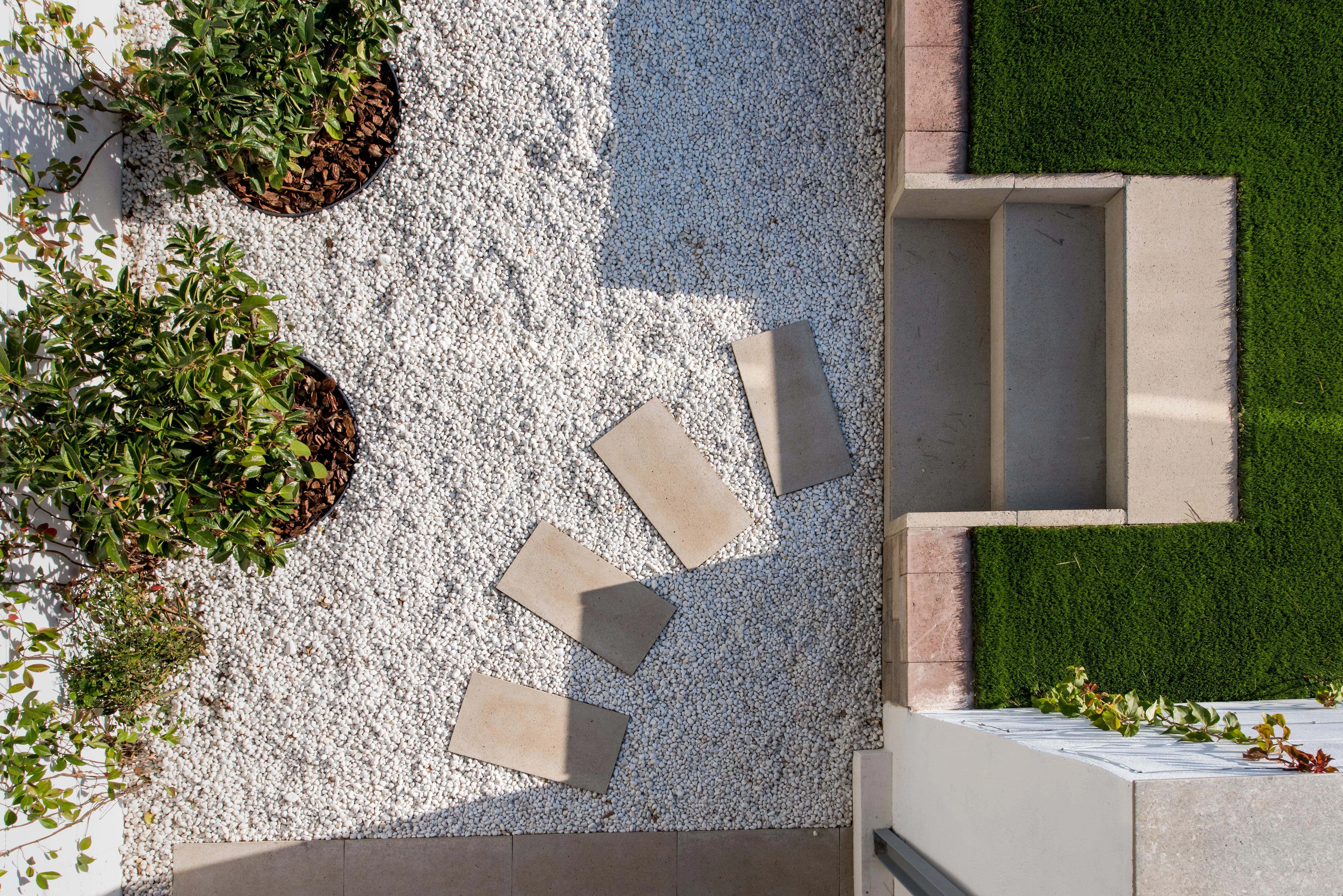 Jardí a l'estil minimalista i intimitat amb pantalles vegetals