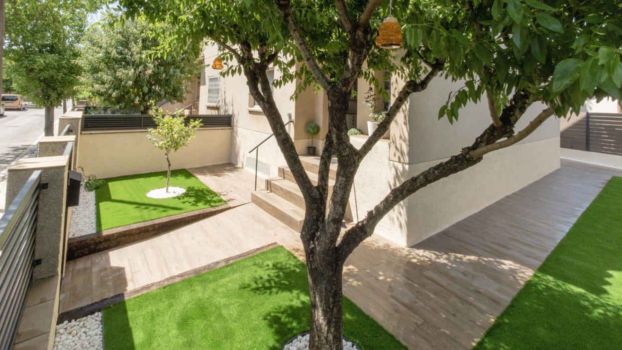 Low-maintenance garden renovation