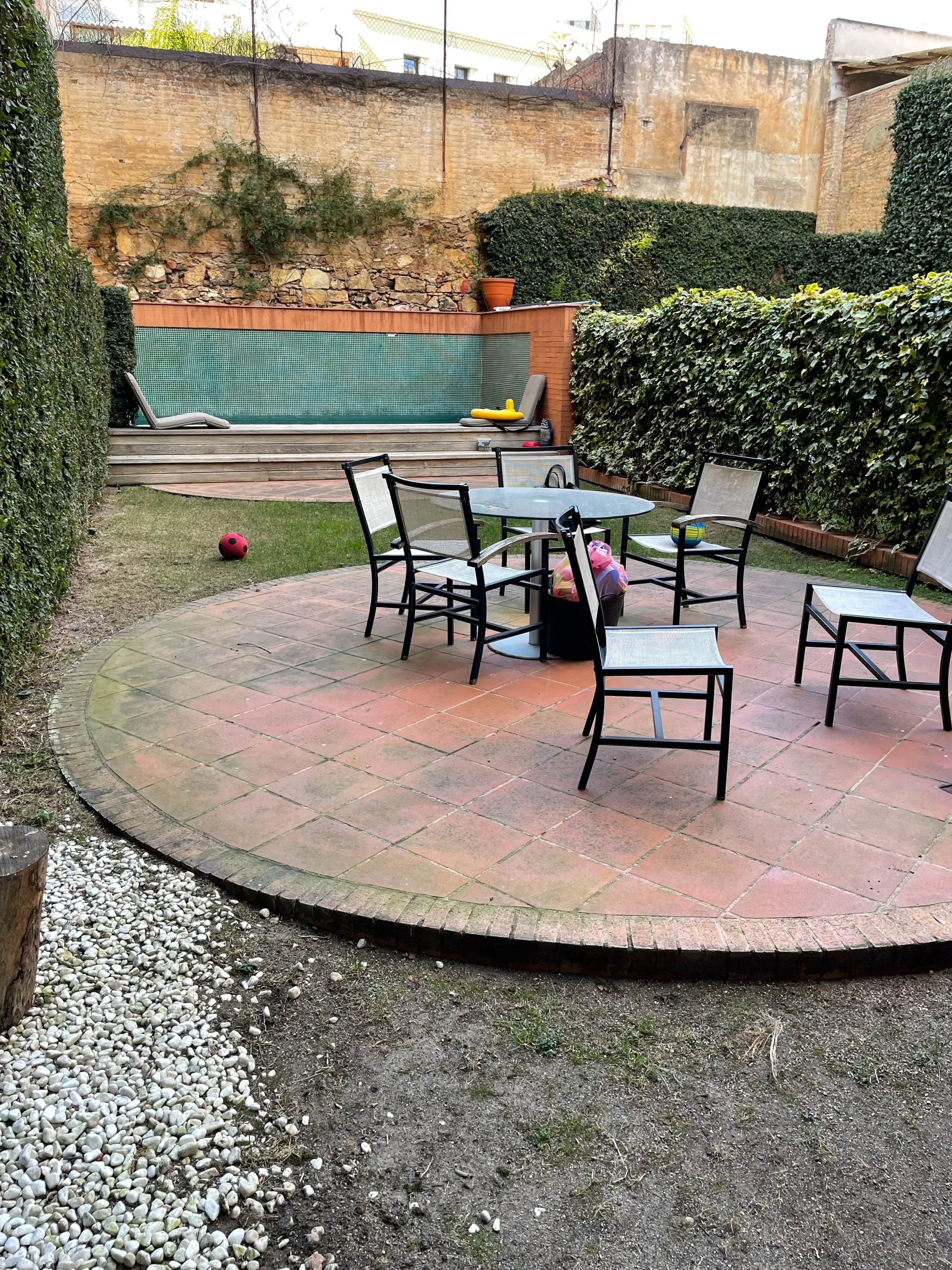 Reforma d'un jardí en plena ciutat