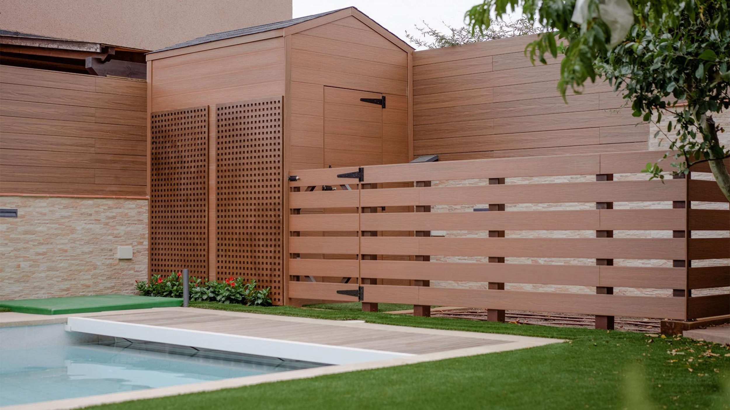 Garden with vegetation and relaxation areas