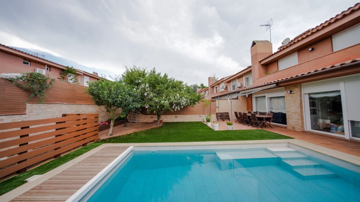 Garden with vegetation and relaxation areas