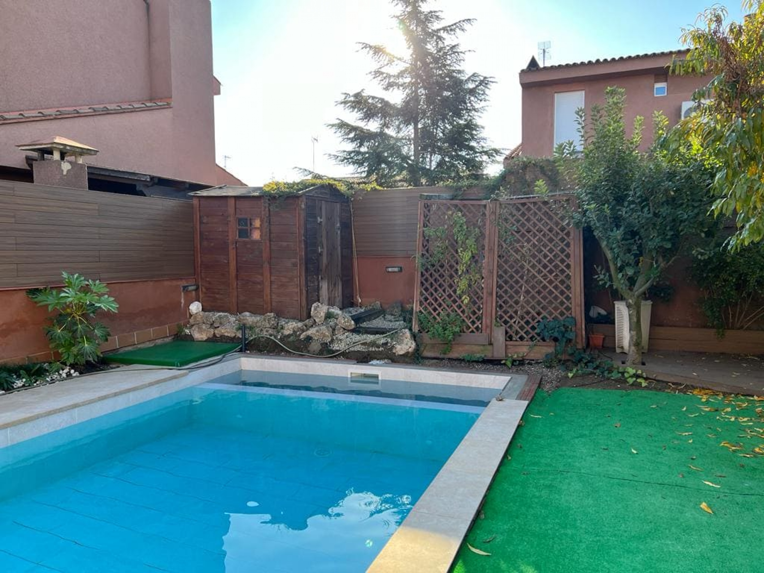 Garden with vegetation and relaxation areas