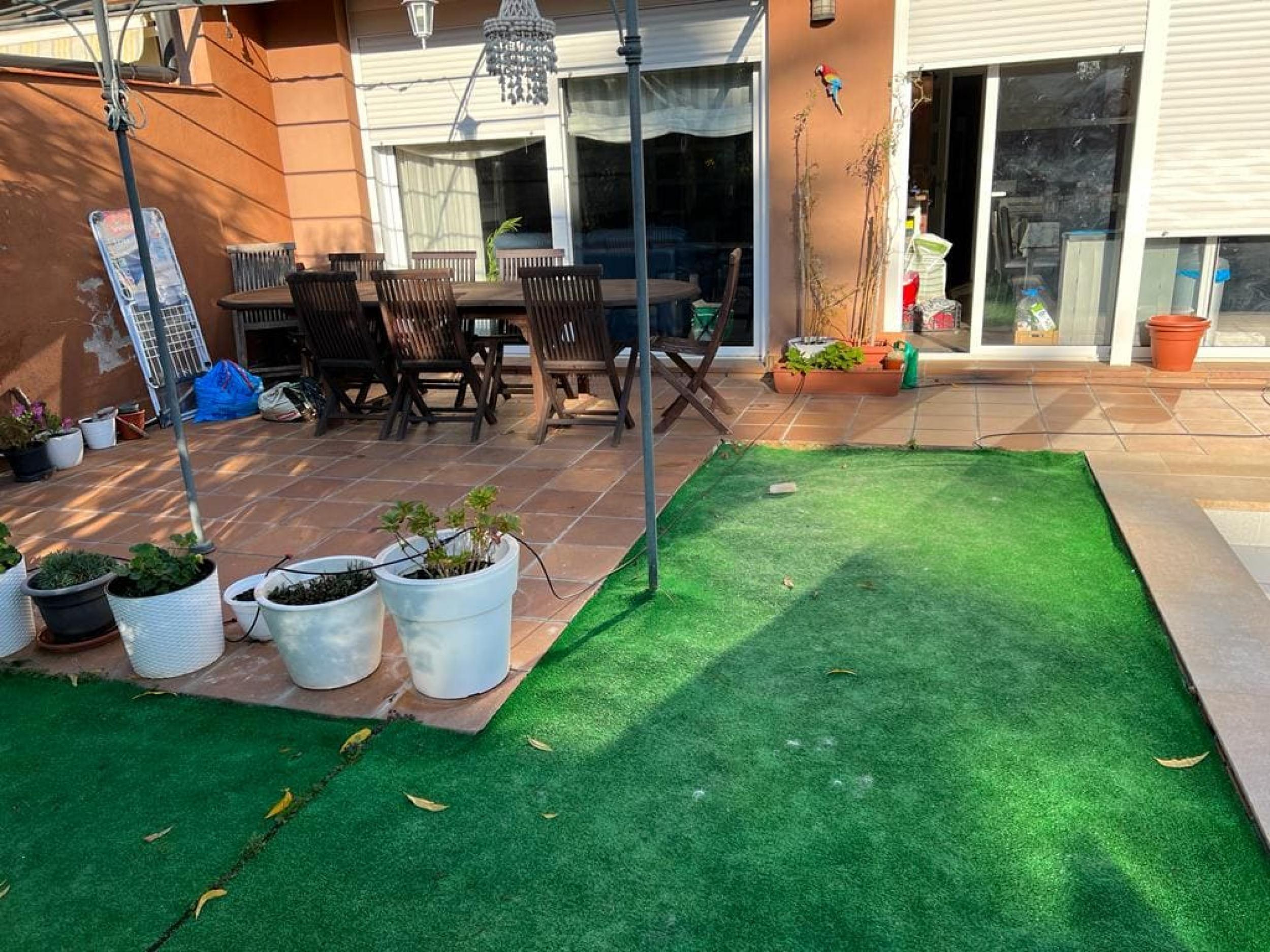 Garden with vegetation and relaxation areas