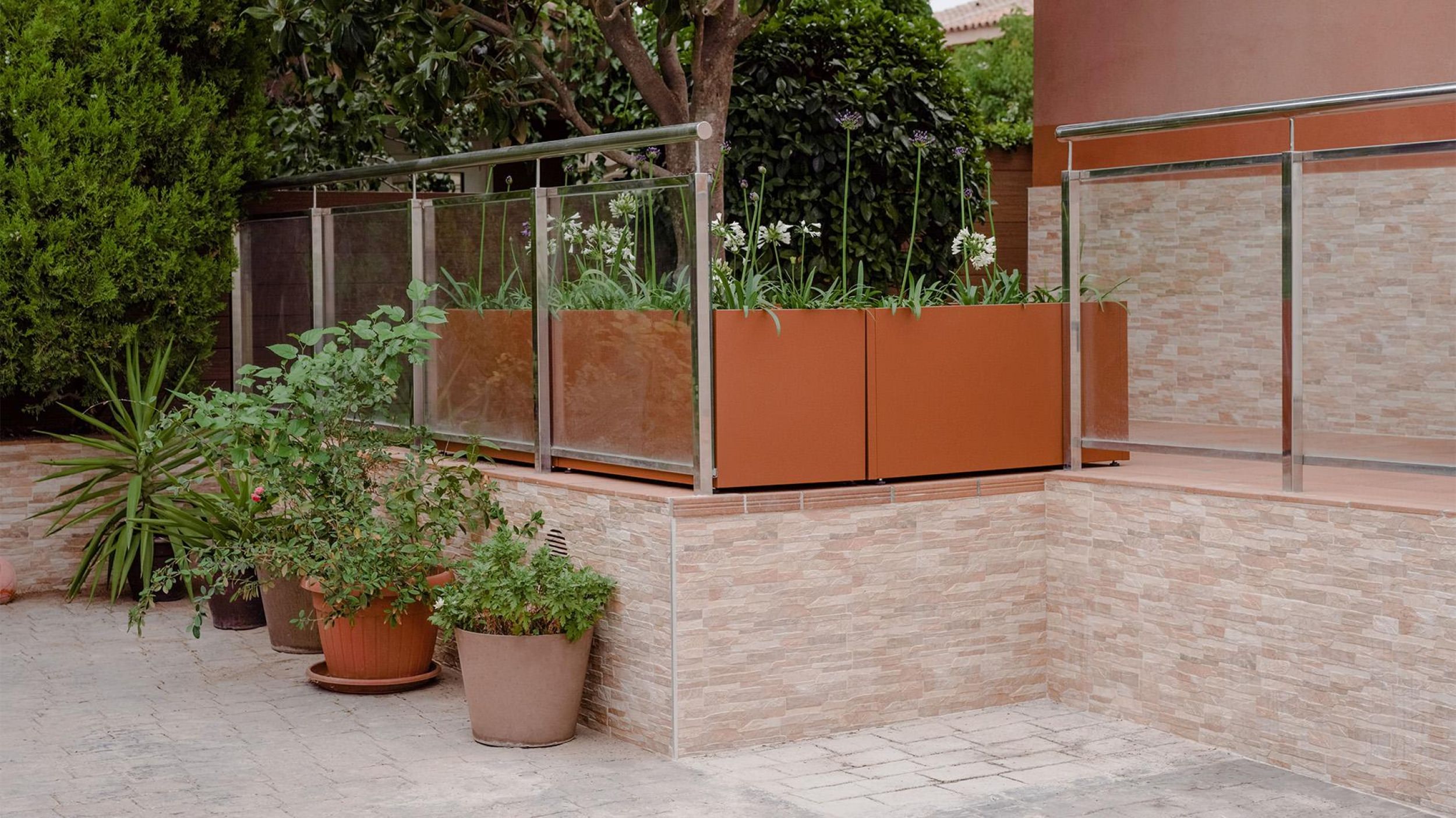 Garden with vegetation and relaxation areas