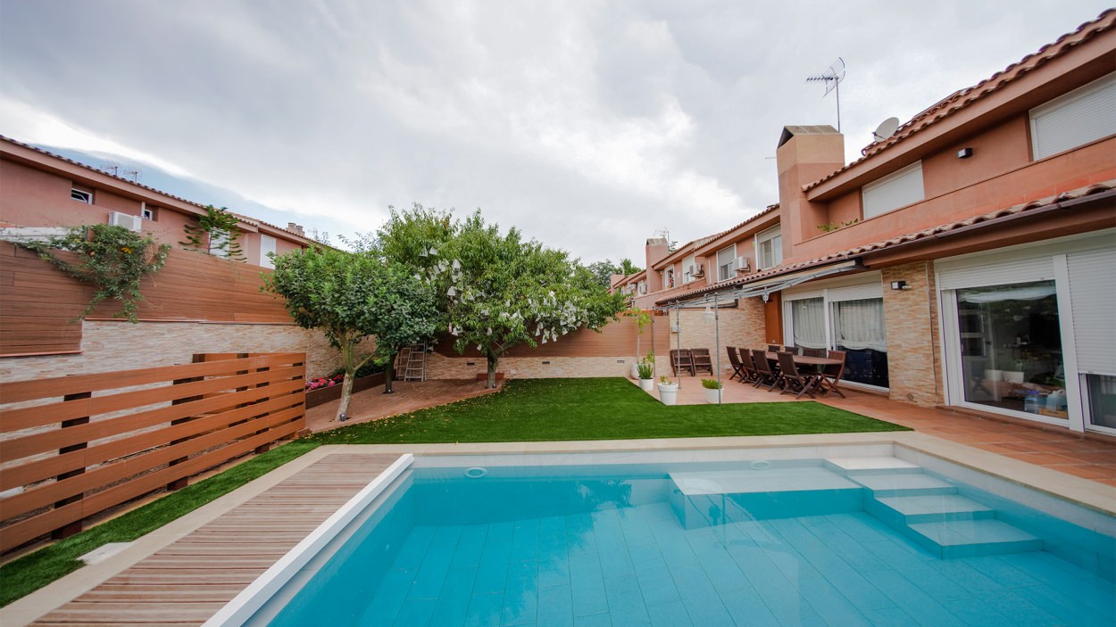 Garden with vegetation and relaxation areas