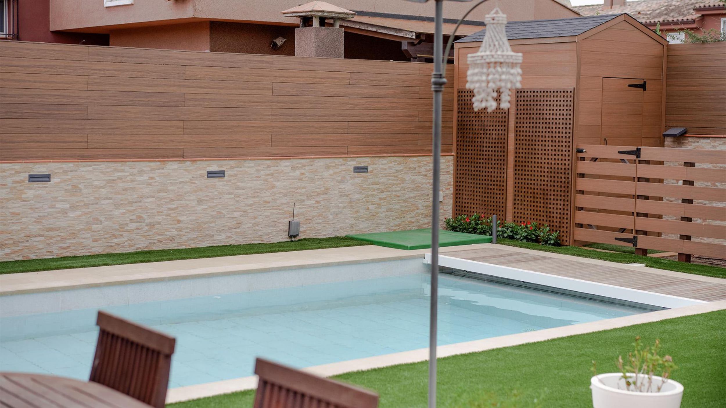 Garden with vegetation and relaxation areas