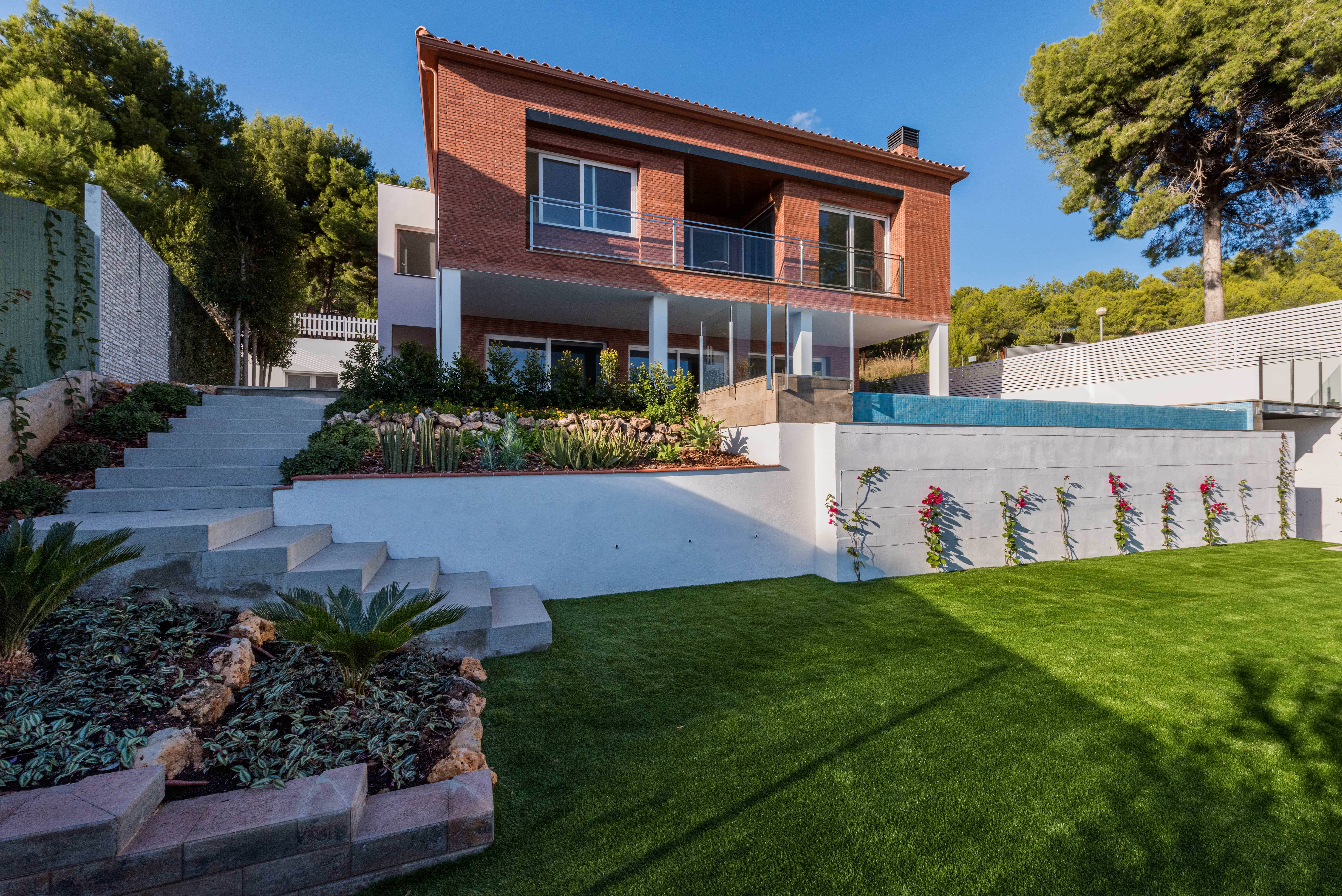Minimalist garden with privacy screening